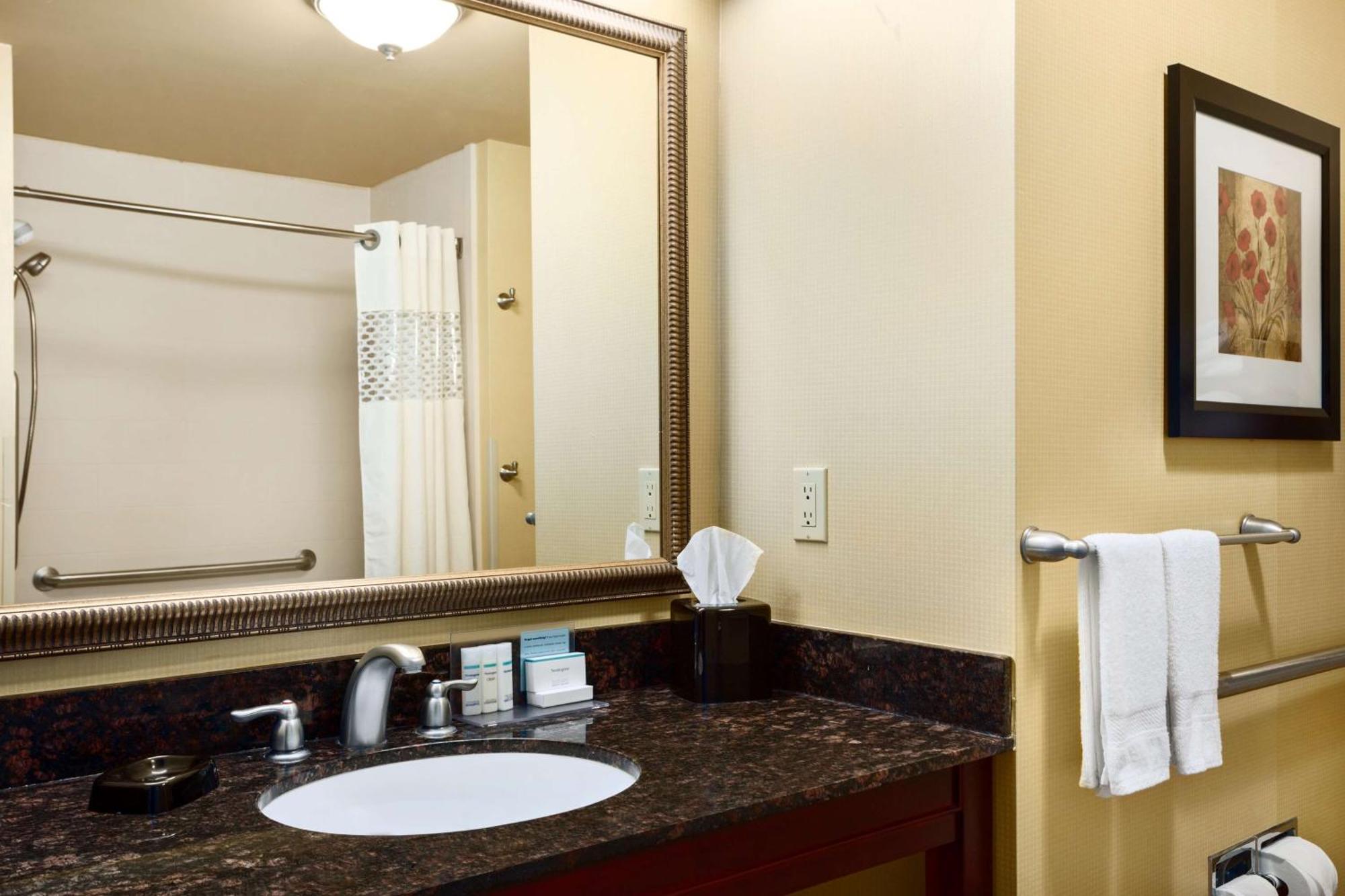 Hampton Inn & Suites Mission Ngoại thất bức ảnh
